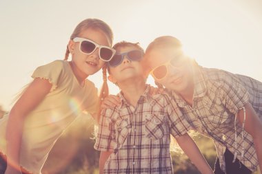 Mutlu çocuk gün anda sahada oynamak. 