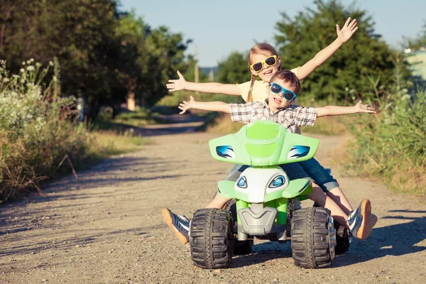 Glad liten pojke på vägen började spela med dagen. — Stockfoto