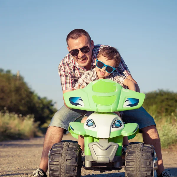 Pai e filho brincando na estrada na hora do dia . — Fotografia de Stock