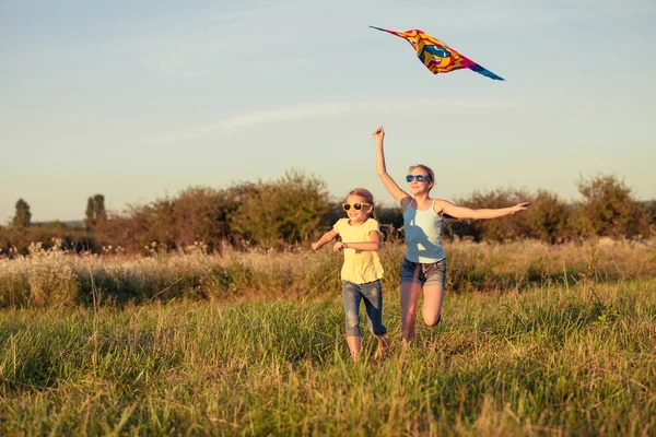 Gelukkige kinderen spelen op het veld op het moment van de dag. — Stockfoto