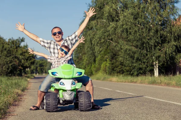 Padre e figlio che giocano per strada durante il giorno . — Foto Stock