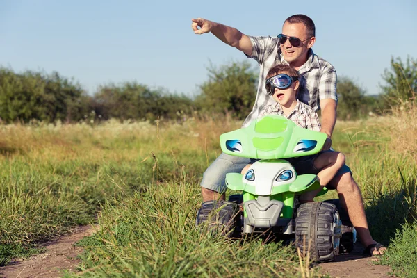 Padre e figlio che giocano per strada durante il giorno . — Foto Stock