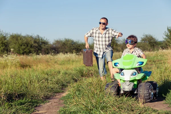 Vader en zoon spelen op de weg op het moment van de dag. — Stockfoto