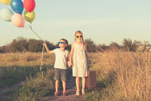 Bambini felici che giocano sulla strada durante il giorno . — Foto Stock