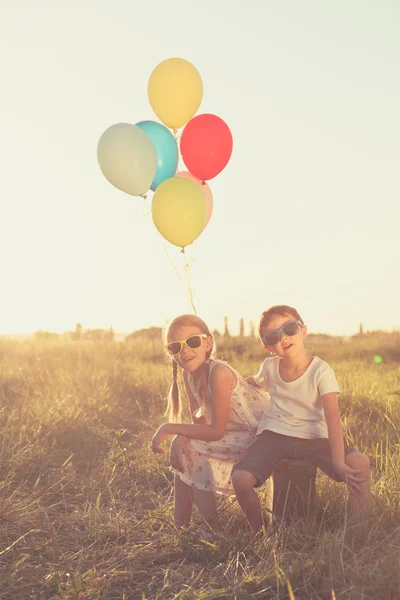 Bambini felici che giocano sulla strada durante il giorno . — Foto Stock