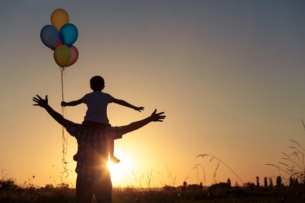 Padre e figlio che giocano al parco al tramonto . — Foto Stock