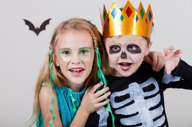 Ve mutlu erkek kardeşim Cadılar Bayramı partisi