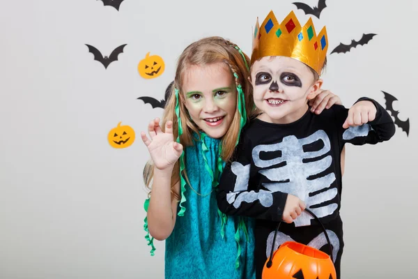 Feliz irmão e irmã na festa de Halloween — Fotografia de Stock