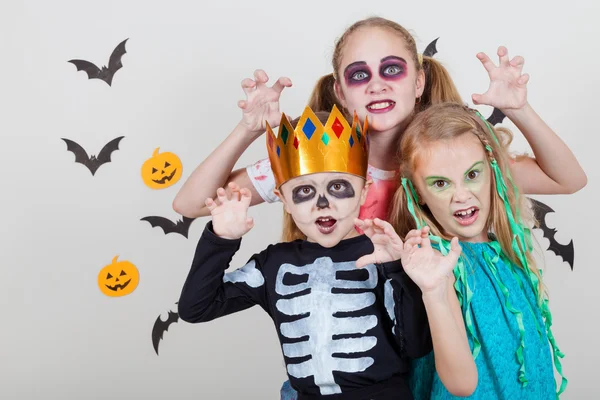 Felice fratello e due sorelle sulla festa di Halloween — Foto Stock