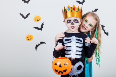 Ve mutlu erkek kardeşim Cadılar Bayramı partisi