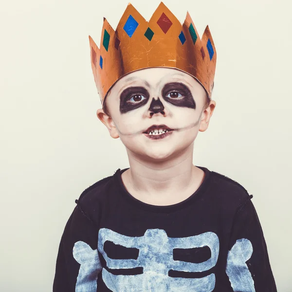 Liten pojke i kostym skelett. — Stockfoto