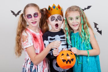 mutlu kardeşi ve iki kız Cadılar Bayramı partisi