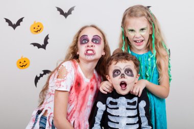 mutlu kardeşi ve iki kız Cadılar Bayramı partisi