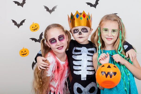 Feliz irmão e duas irmãs na festa de Halloween — Fotografia de Stock