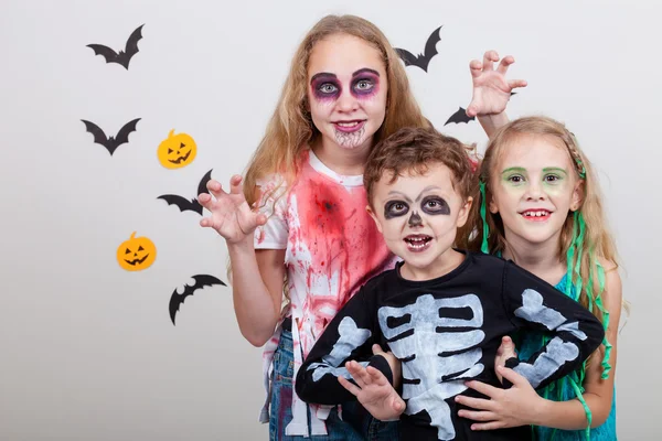Glücklicher Bruder und zwei Schwestern auf halloween party — Stockfoto