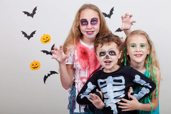 Feliz irmão e duas irmãs na festa de Halloween — Fotografia de Stock