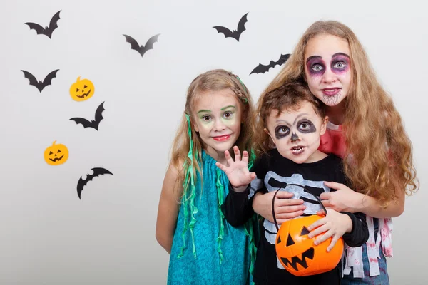 Feliz hermano y dos hermanas en la fiesta de Halloween —  Fotos de Stock