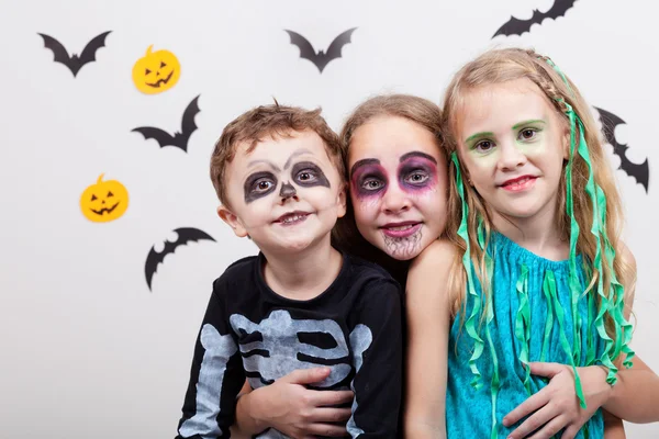 Feliz hermano y dos hermanas en la fiesta de Halloween —  Fotos de Stock