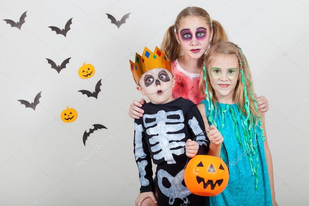 Feliz hermano y dos hermanas en la fiesta de Halloween: fotografía de stock  © altanaka #122860546 | Depositphotos