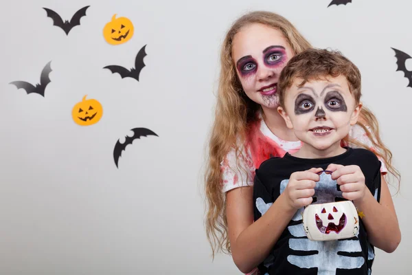 Šťastný bratr a sestra na Halloweenskou párty — Stock fotografie