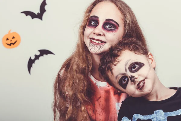 Feliz hermano y hermana en la fiesta de Halloween —  Fotos de Stock