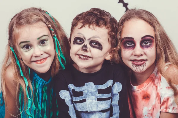 Šťastný bratr a dvě sestry na Halloweenskou párty — Stock fotografie