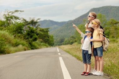 Mutlu çocuk gün zaman yolda yürürken. 