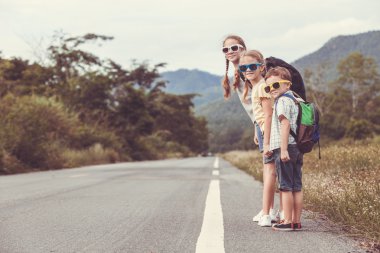 Mutlu çocuk gün zaman yolda yürürken.