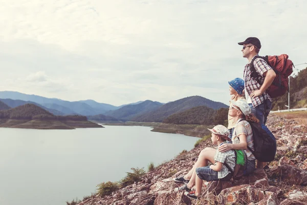 一日の時間に湖の近く幸せ家族立って. — ストック写真