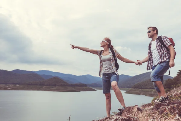 Familia feliz de pie cerca del lago durante el día . — Foto de Stock