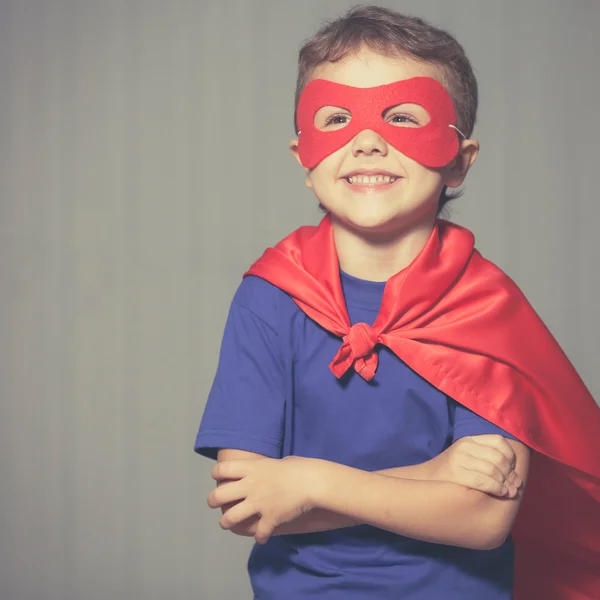Szczęśliwe dziecko bawiące się w superbohatera. — Zdjęcie stockowe