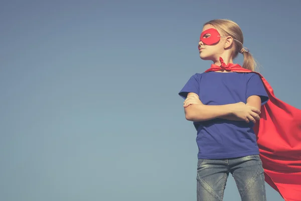 Glückliches kleines Kind spielt Superhelden. — Stockfoto