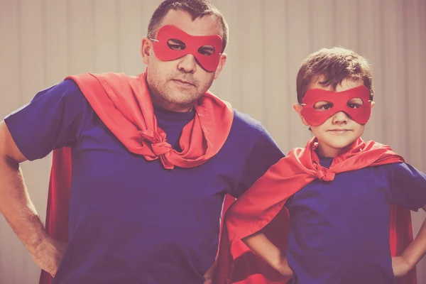 Padre e figlio che giocano a supereroe all'aperto durante il giorno . — Foto Stock