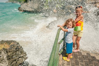 o zaman gün kumsalda oynarken iki mutlu çocuk