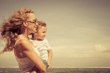 Anne ve oğlu kumsalda gün anda oynamak