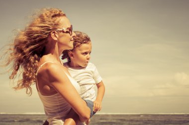 Anne ve oğlu kumsalda gün anda oynamak