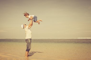 Baba ve oğul plaj gün anda oynamak