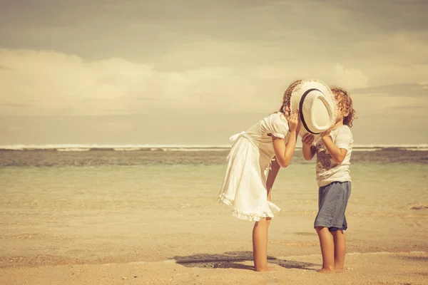 Bambini felici che giocano sulla spiaggia durante il giorno — Foto Stock