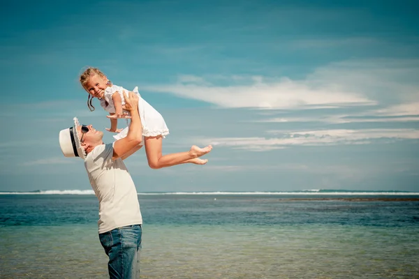 Père et fille jouant sur la plage le jour — Photo