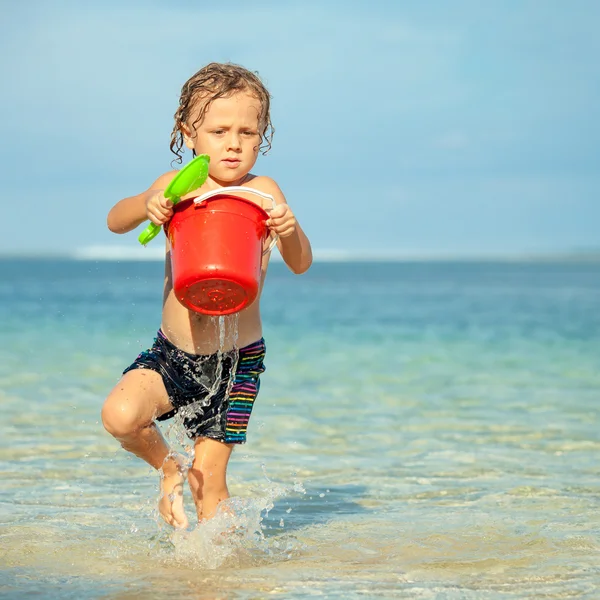 Bambino che gioca sulla spiaggia durante il giorno — Foto Stock