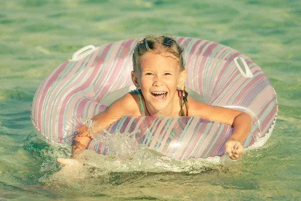 Happy little girl playing on the sea — Stock Photo, Image