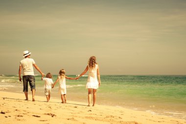 mutlu bir aile günü o zaman Sahilde yürüyüş.