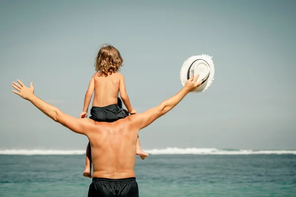 Vader en zoon spelen op het strand op het moment van de dag — Stockfoto