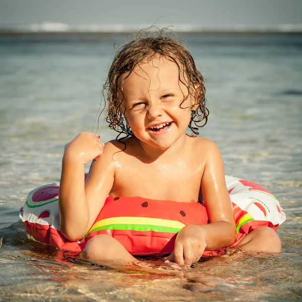 O zaman gün sahilde oturmuş çocuk — Stok fotoğraf