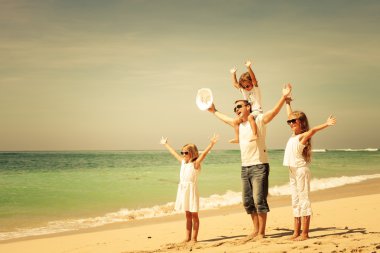 mutlu bir aile günü o zaman Sahilde yürüyüş.