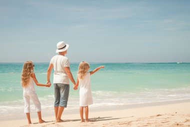 Kumsalda gün zaman iskambil mutlu bir aile