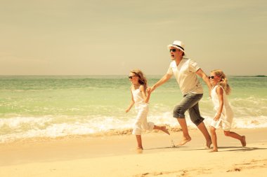 mutlu bir aile günü o zaman Sahilde yürüyüş.