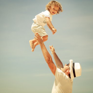 Baba ve oğul plaj gün anda oynamak