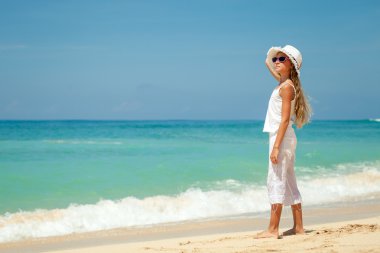 küçük kız sahilde gün o zaman ayakta