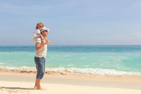 Padre e hijo jugando en la playa durante el día — Foto de Stock